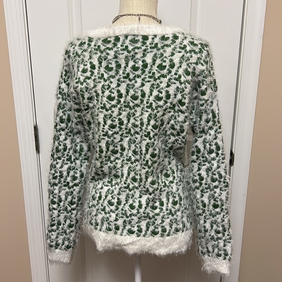 White Mark sweater white and green size L, like new - Picture 6 of 9